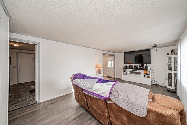 Foto del edificio - Please View the 3D Virtual Walk Through Before Scheduling A Showing