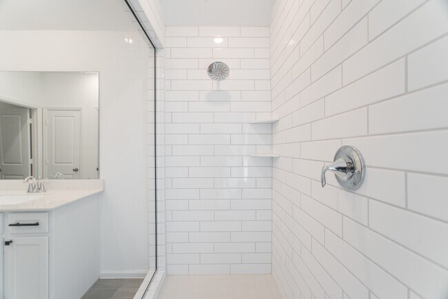 Building Photo - 670 Royal Arch Dr