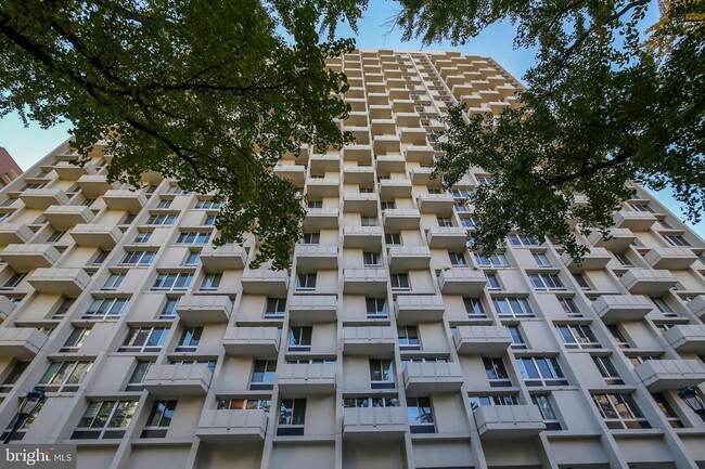 Building Photo - 604 S Washington Square