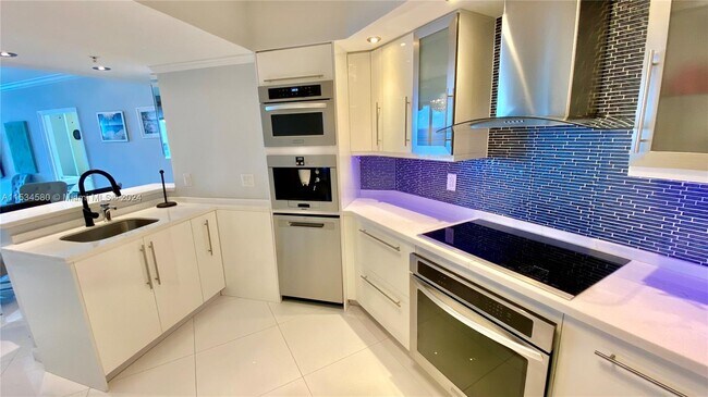 Foto del edificio - 16699 Collins Ave