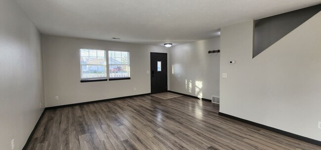 Building Photo - Beautiful 3 Bed, 2 Bath Home w/ Office in ...
