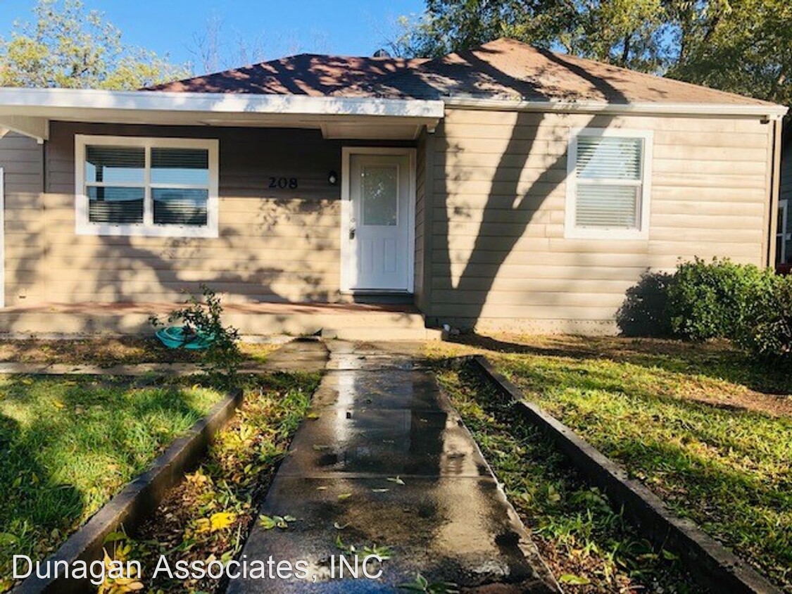 Primary Photo - 3 br, 2 bath House - 208 N. Lake St.