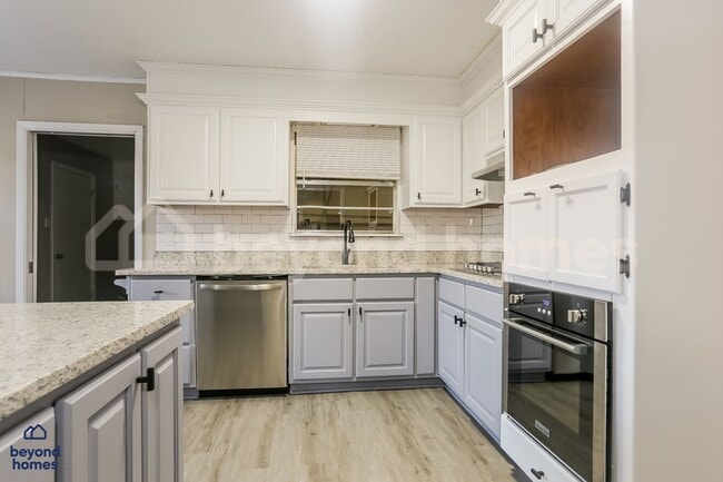 Building Photo - Your Dream Family House with 4 Bed and 2 Full Bath is Ready for Move-In!