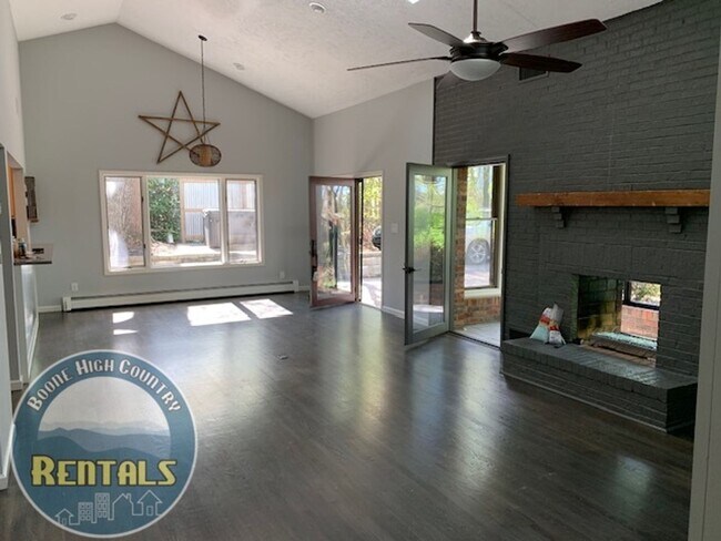 Building Photo - Luxurious 3 Bedroom Home Off 105 Bypass!