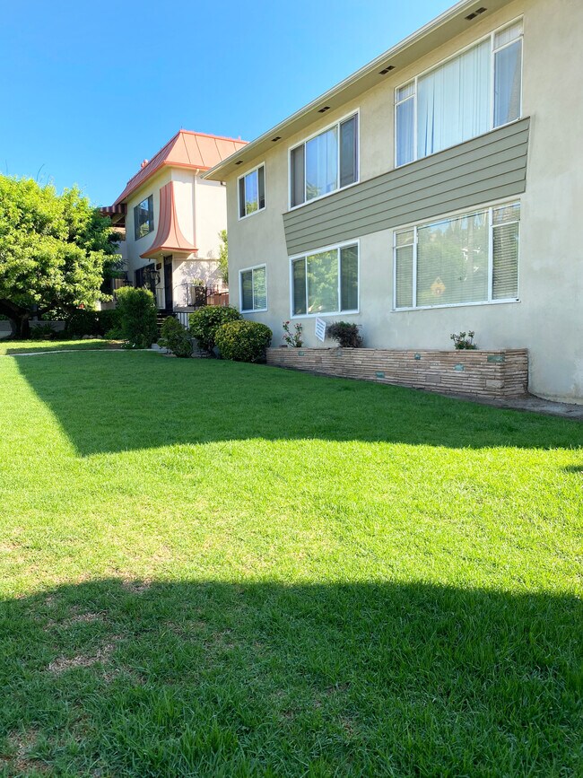 Exterior del edificio de apartamentos - 2124 N Beachwood Dr
