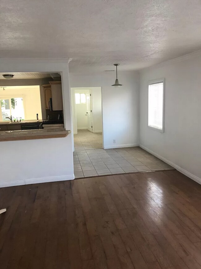 living area - 15423 Ermanita Ave