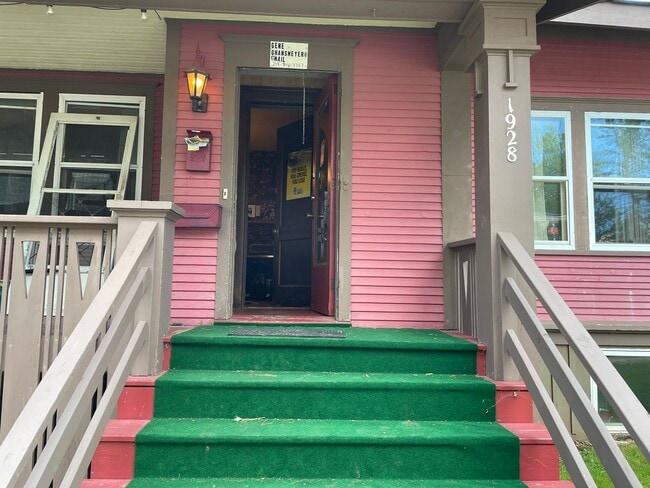 Building Photo - Duluth MN - 6 Bed - 2 Bath - Single Family...