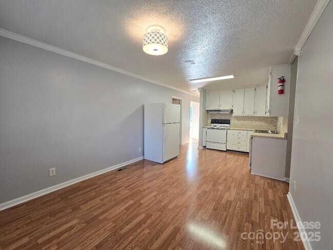 Building Photo - 910 Holly Dr