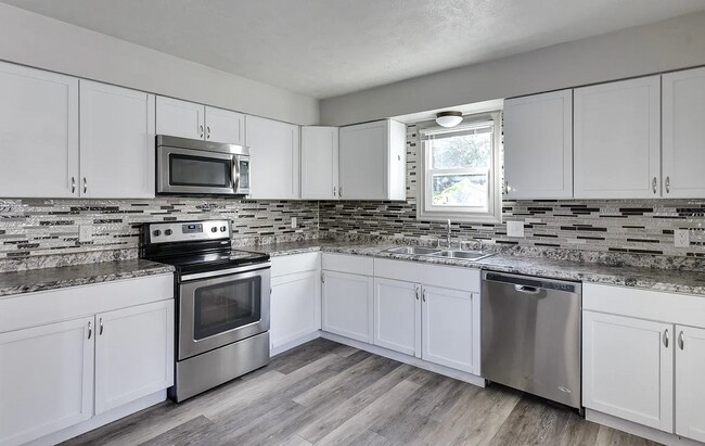 Foto del edificio - Spacious 3-Bedroom Benson Duplex with Atta...