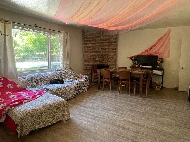 Building Photo - Great 5 bedroom house with large yard a block from campus available for September move in!