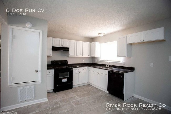 Building Photo - 8 Doe Run Cv - 3 beds, 1 full and 1 half bath