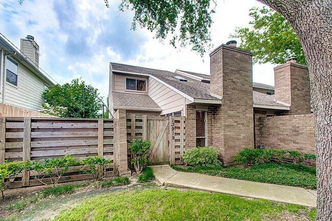Building Photo - 13919 Hollowgreen Dr