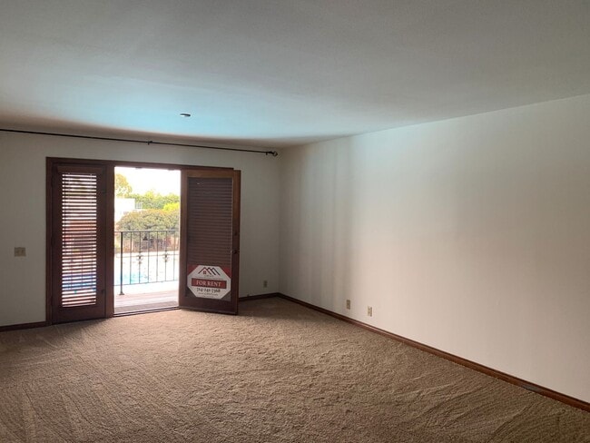 Building Photo - Los Caballeros #008