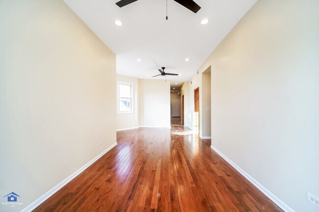 Foto del edificio - 2028 N Hamlin Ave