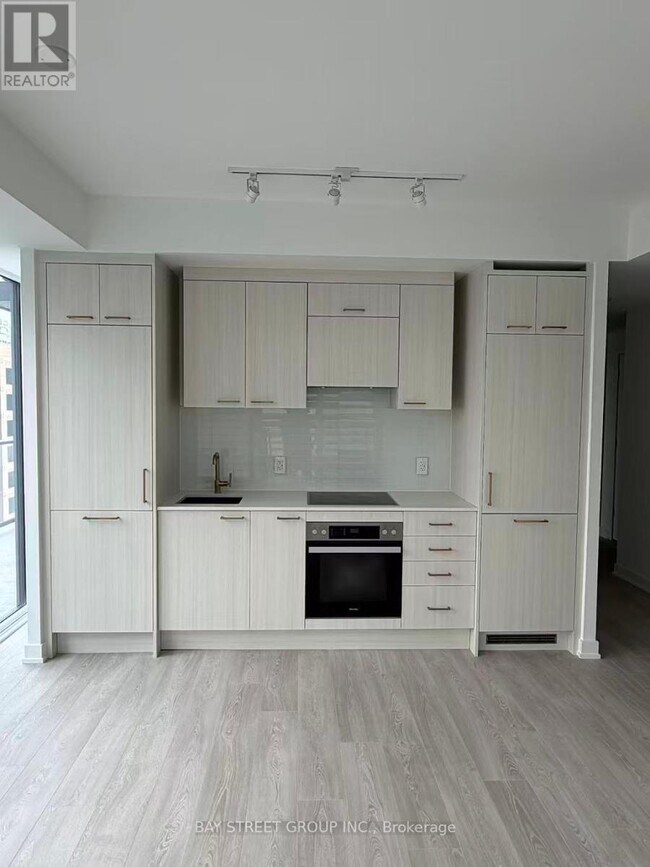 Building Photo - 634 Church St