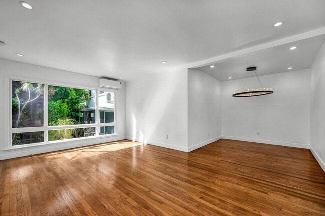 Building Photo - Designer remodeled unit in WeHo!