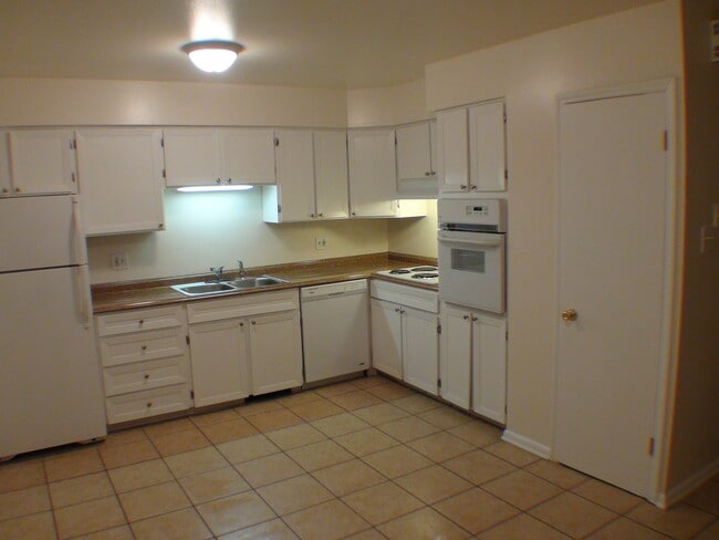 Building Photo - 1096 S Foothill Dr