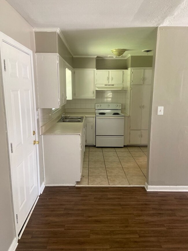 Foto del edificio - **ON HOLD**3 Bedroom / 1 Bathroom Home for...