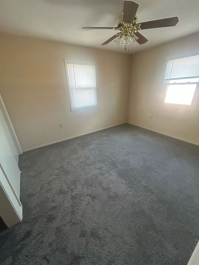 Building Photo - 309-311-311 Robinhood Ln