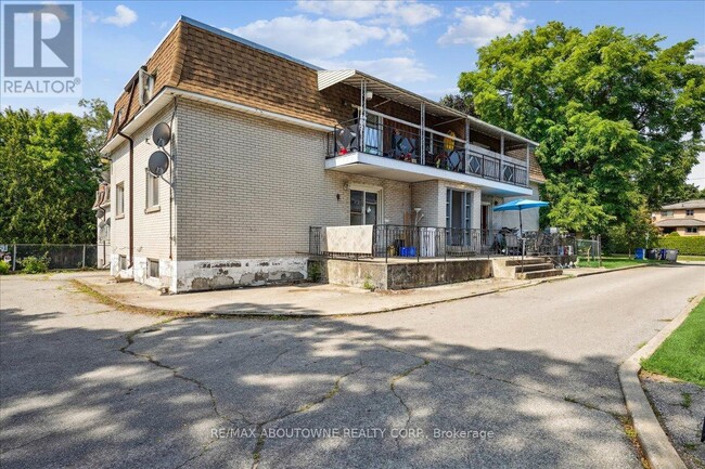 Building Photo - 2316-2316 Hixon St