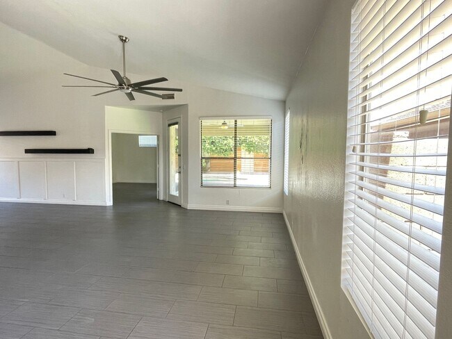 Foto del edificio - PRIVATE POOL, ADORABLE 3 Bedroom/2 Bath in Dobson Place