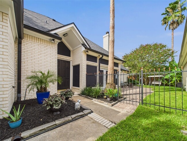 Building Photo - 203 Las Brisas St