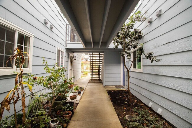 Building Photo - 165 Lighthouse Dr