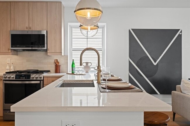 Building Photo - 525 Ave E