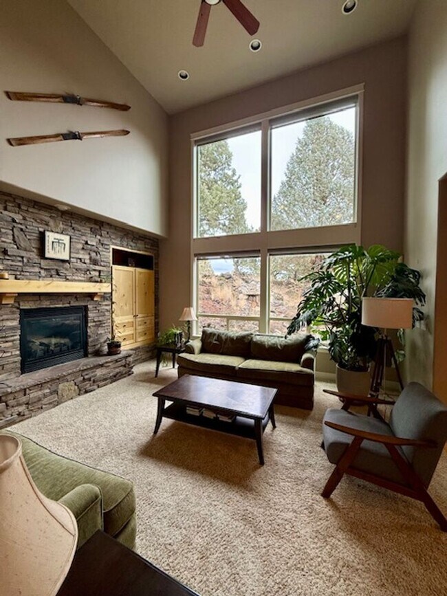 Building Photo - Stunning 5 Bedroom Lava Ridges Home on Private Cul-de-Sac!