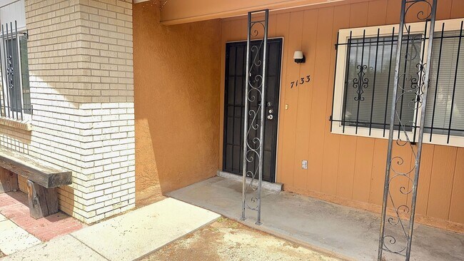 Foto del edificio - 3 Bed updated gem!