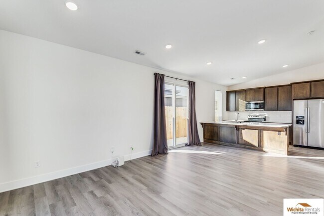 Building Photo - 3 bed, 2 bath patio home ***MOVE IN SPECIA...