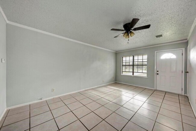 Building Photo - 400 Pinafore St
