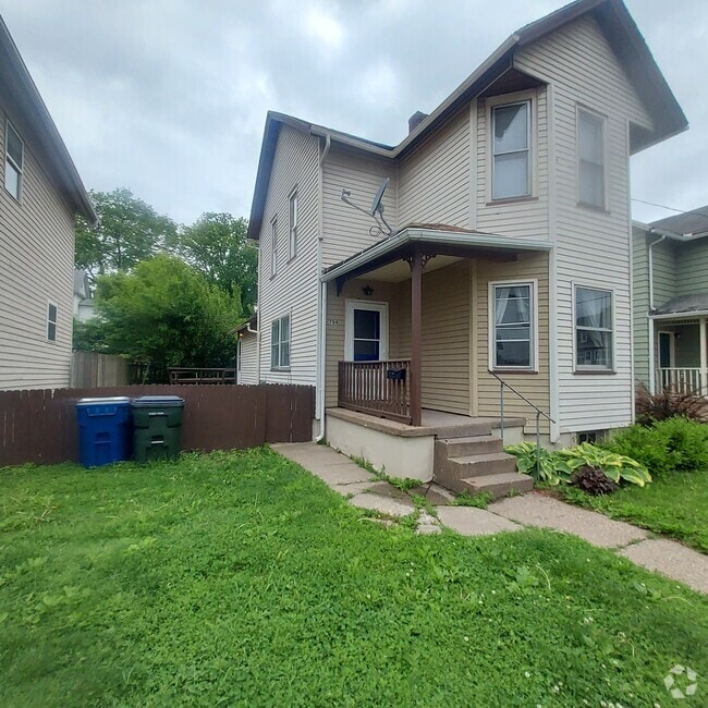 Building Photo - 704 Cedar St