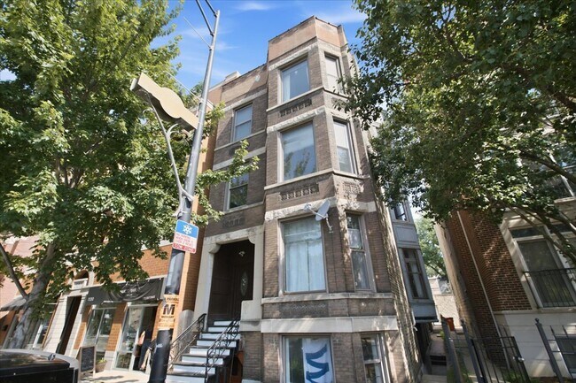 Foto del edificio - 1128 W Diversey Pkwy