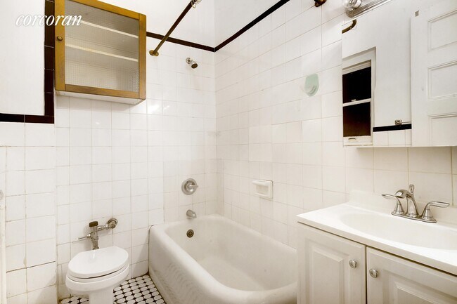 Foto del edificio - 230 W 72nd St