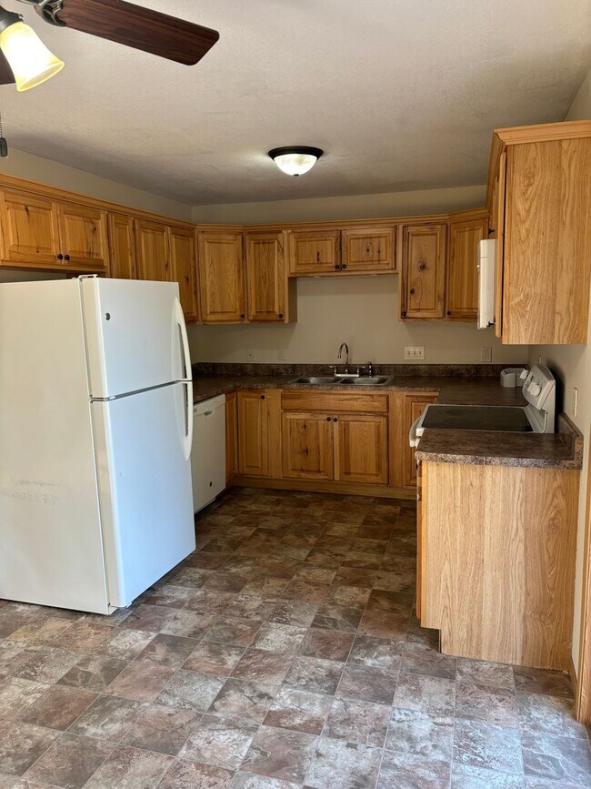 Foto del edificio - 3 Bedroom, 3.5 Bath w/Garage Single Family Home in Camanche, IA