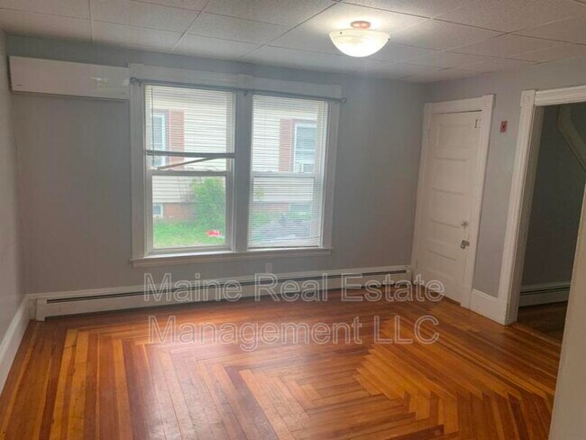 Building Photo - 52 Manners Ave