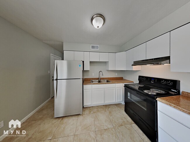 Foto del edificio - 640 Hause Ave