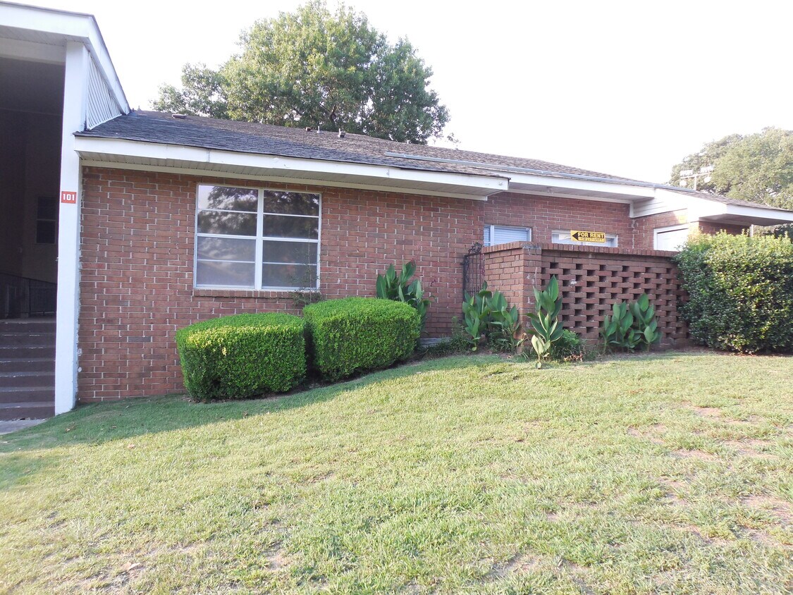 Primary Photo - 101 Westcliff Cir
