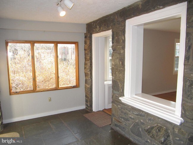 Building Photo - 136 Winchester Rd