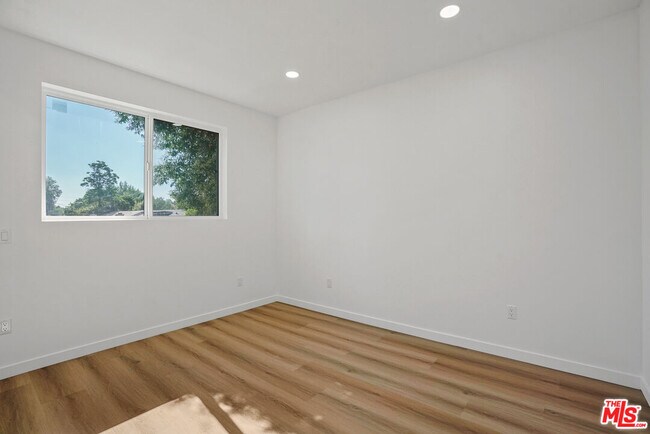 Foto del edificio - 5741 Cahill Ave