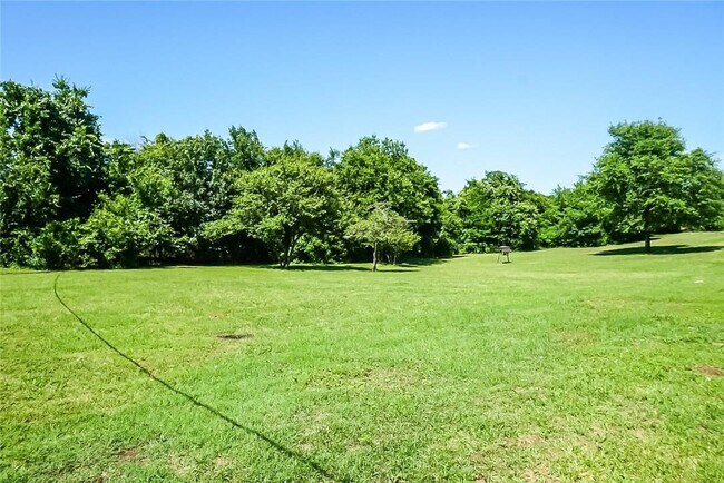 Foto del edificio - 1131 Redbud Ln