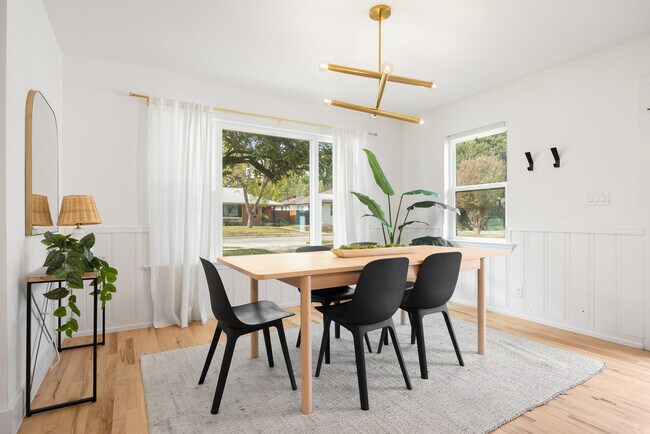 Foto del edificio - 6569 Ascot Ln