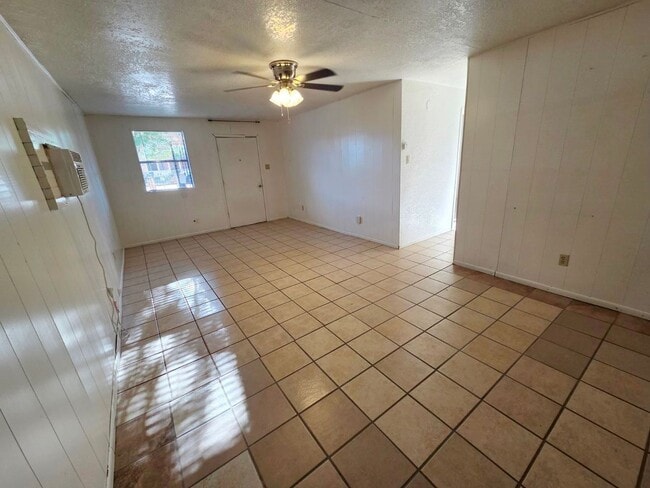 Building Photo - 2 Bdrm/1 Bath Apartment with fenced yard.