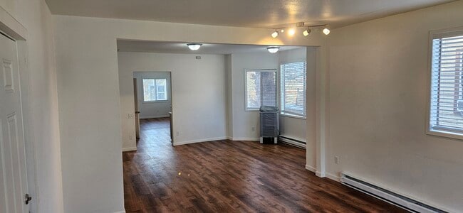 Building Photo - 917 E 8th Ave