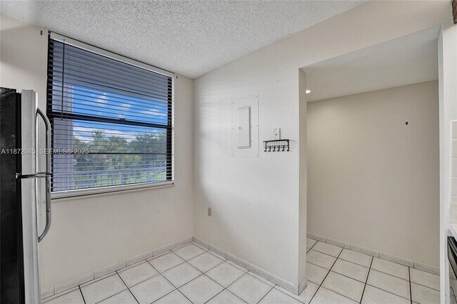 Foto del edificio - 1502 Whitehall Dr