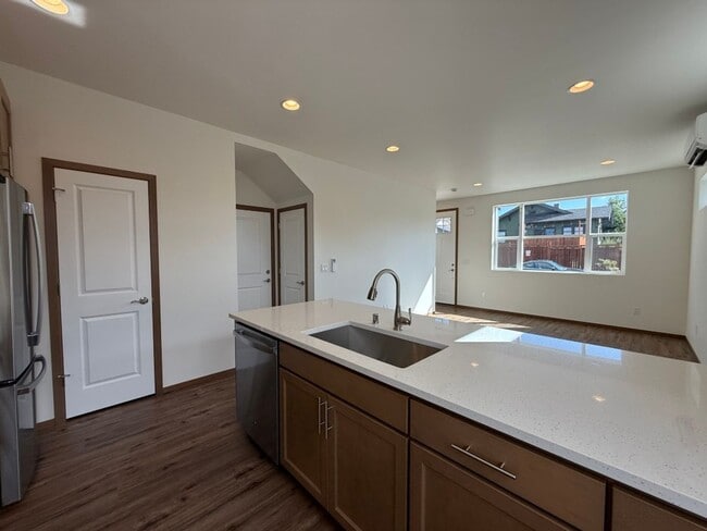 Building Photo - 3Bd/2.5Ba Everett Condo