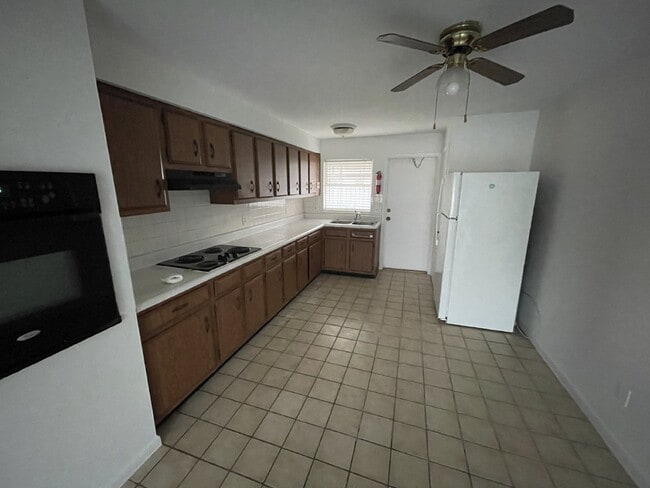 Building Photo - 2-bedroom, 2-bathroom Duplex available.