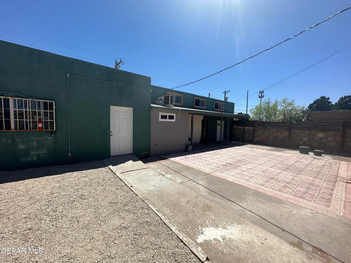 Primary Photo - 4640 La Luz Ave