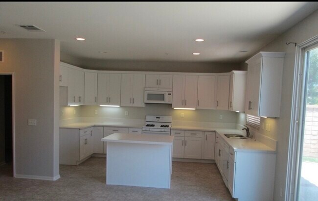 Foto del edificio - Gorgeous Seirra Lakes Golf Community 4 Bed...